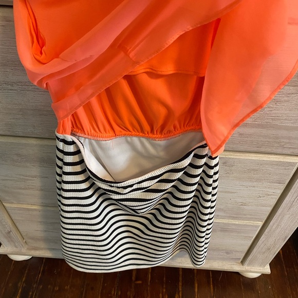 Ladies dress. Lower back is open - Picture 7 of 8